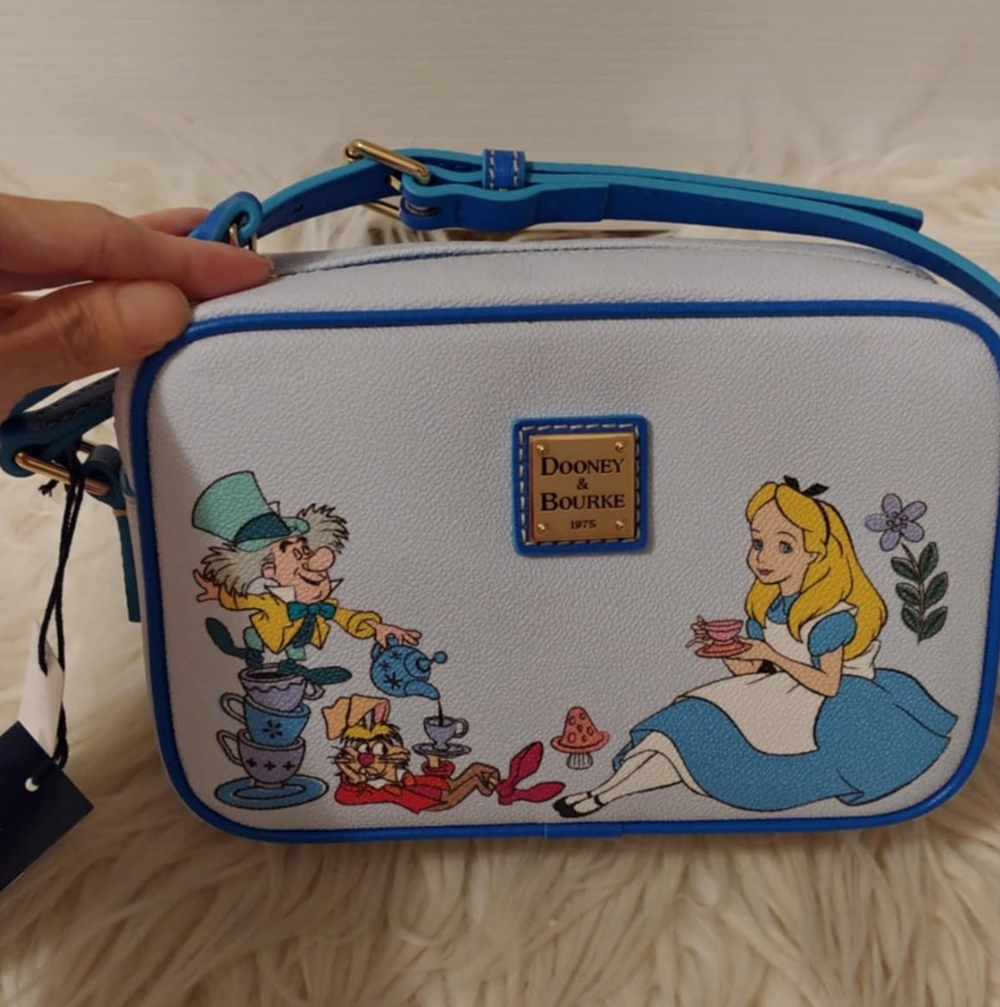 💙FIRM! NWT DISNEY PARKS X DOONEY AND BOURKE ALICE IN WONDERLAND CAMERA BAG